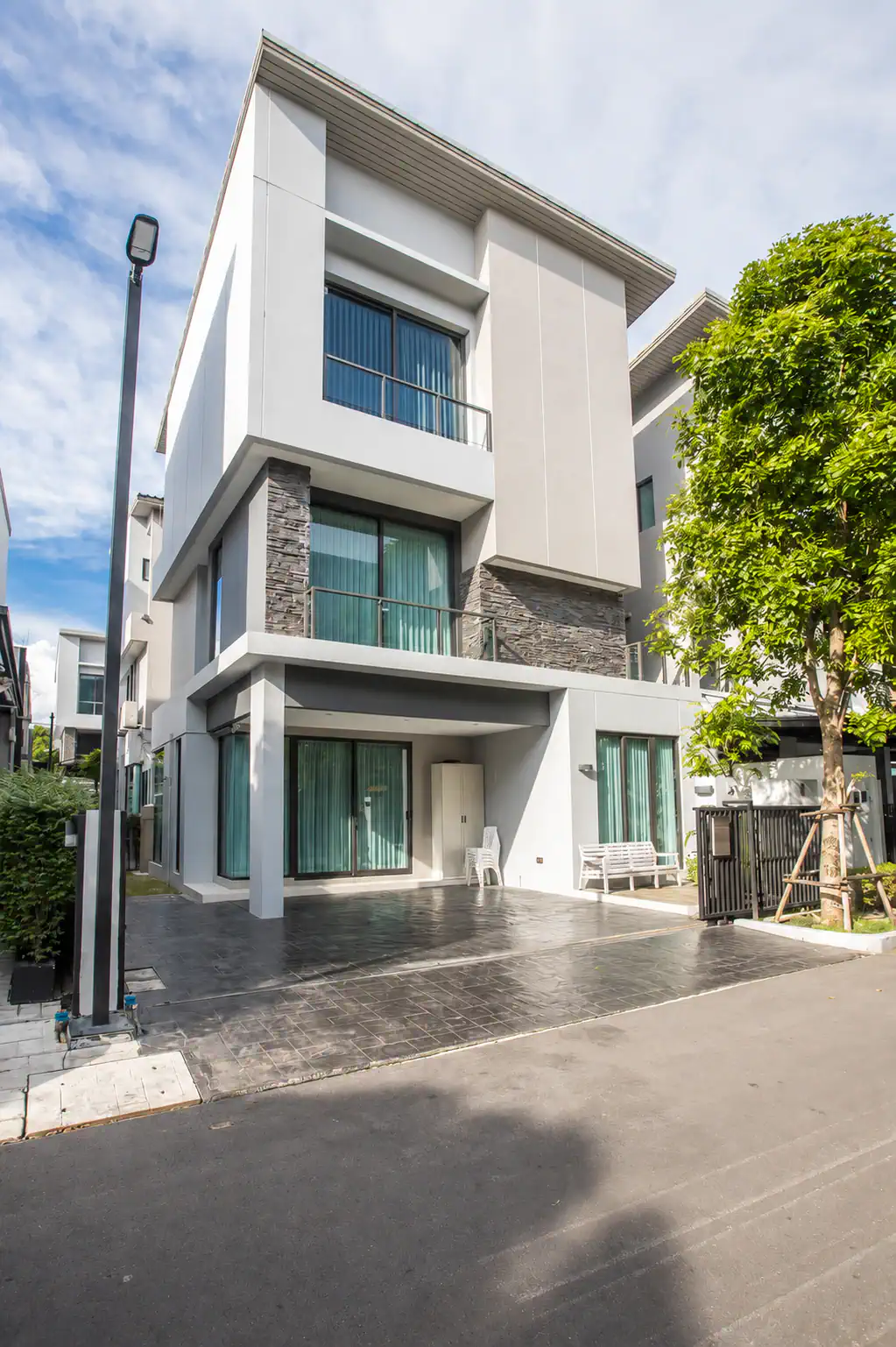 Luxury 3-Storey Semi-Detached House for Rent at Baan Klang Muang CLASSE Ekkamai–Ramintra