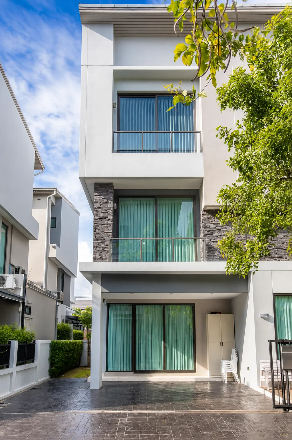 Front exterior of Baan Klang Muang CLASSE Ekkamai-Ramintra luxury semi-detached house in Kaset-Nawamin Bangkok