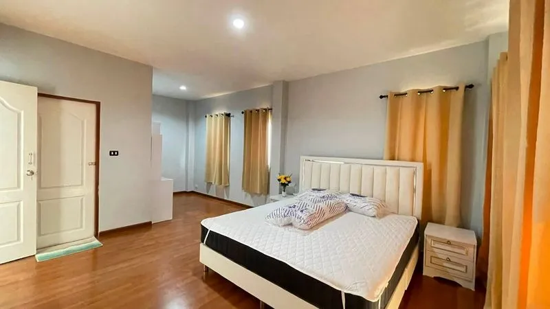 The Young Exclusive Onnut–Wongwaen–Suvarnabhumi