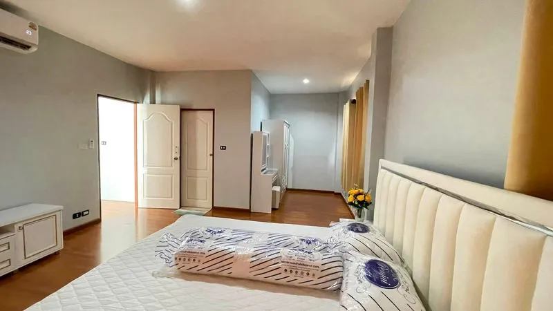 The Young Exclusive Onnut–Wongwaen–Suvarnabhumi